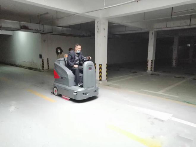 松江小区物业保洁不用人力改用驾驶式洗地机了